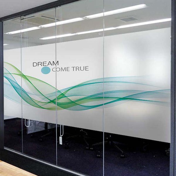 طباعة وتركيب استيكر على الزجاج