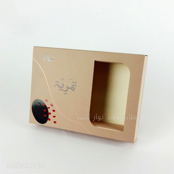 علب تمور و حلويات مع نافذة 