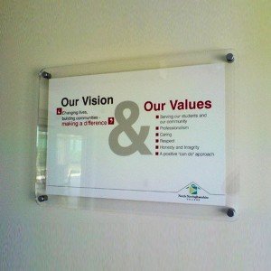 تصنيع وتركيب لوحات داخلية ارشادية اكريليك